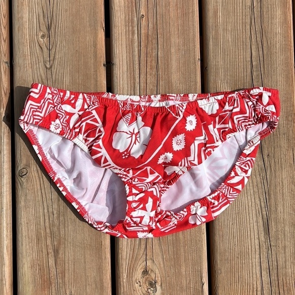 Hilo Hattie Red and White Bikini with matching Sarong - Picture 7 of 11